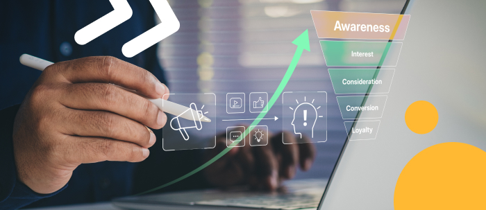 ​Persona señala pantalla de portátil con herramientas para potenciar estrategia de marketing​