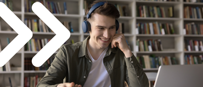 ​Estudiante en formación técnica con audífonos en clase virtual en USAM​