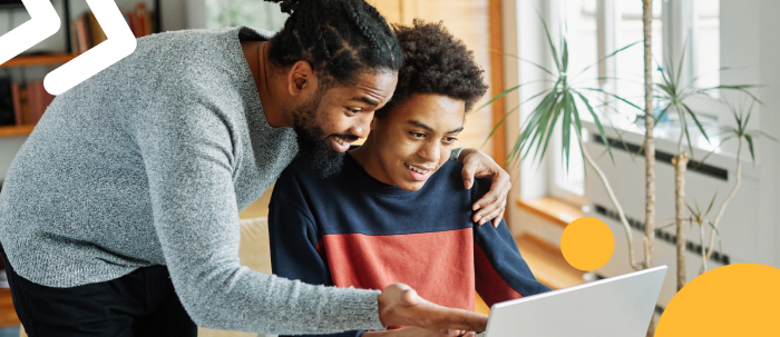 ​Papá y joven costarricense frente a una computadora investigan carreras universitarias disponibles en línea​ 