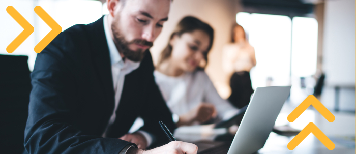 ​Profesional revisando en laptop las opciones de maestrías en Costa Rica disponibles.​