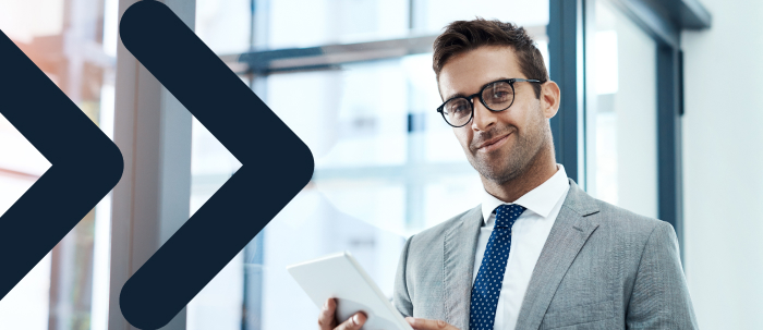 Profesional egresado de administración de empresas con énfasis en gerencia trabaja en un informe en su tablet