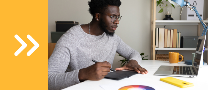​Profesional en diseño crea en su tablet un boceto de acuerdo con el brief proporcionado por el cliente​