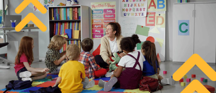 Docente en el aula desarrolla actividades con los niños