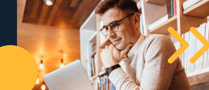 Hombre universitario revisa su laptop