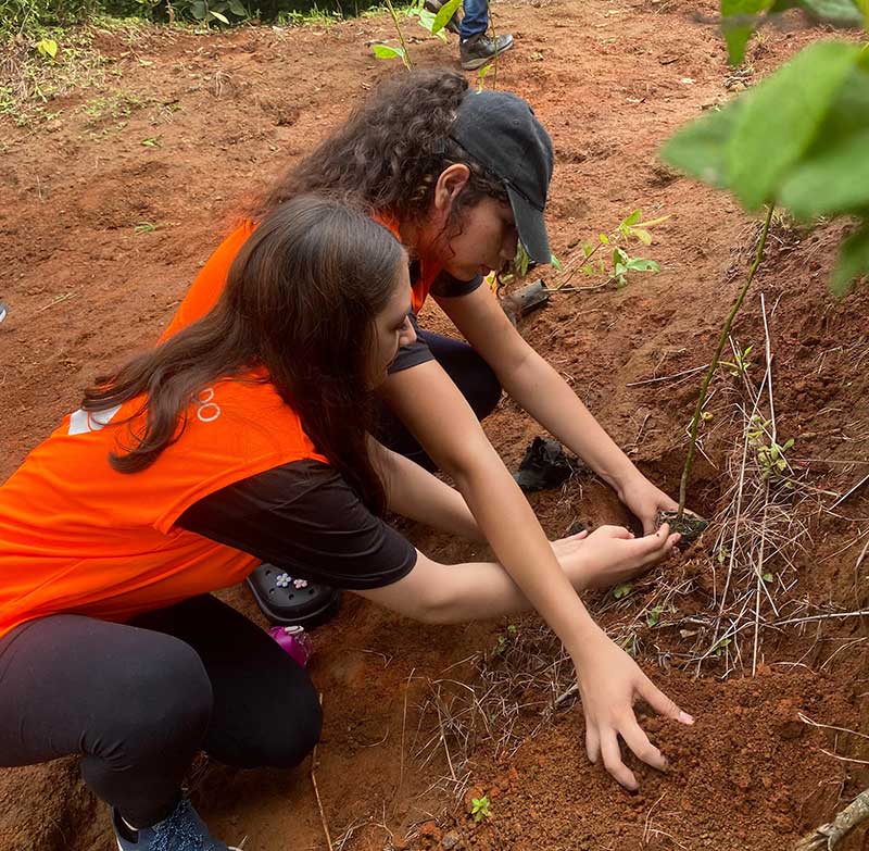 Estudiantes de la Universidad San Marcos reforestan Finca Cabuyal en Puntarenas