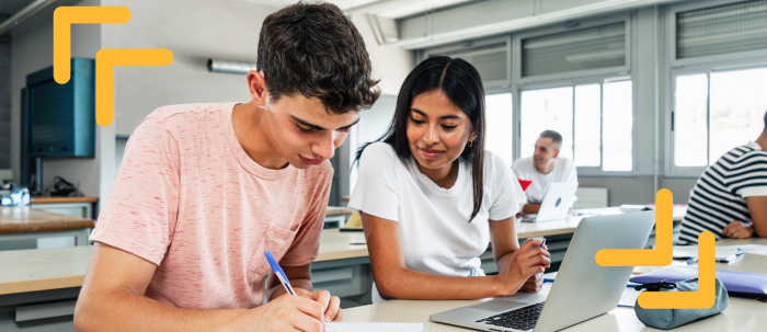 Grupo de jóvenes participando en una clase presencial en una universidad costarricense.
