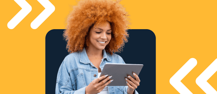 Mujer emocionada revisa su tablet buscando qué estudiar