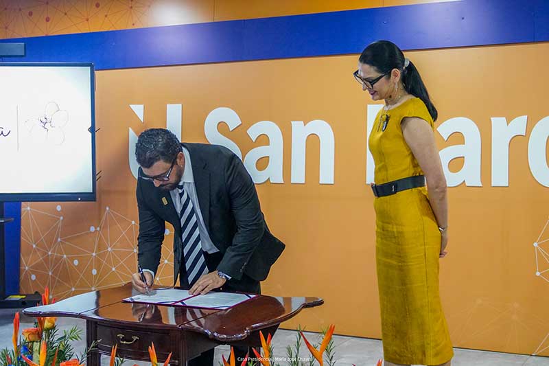 Primera Dama impulsa programa de becas con la Universidad San Marcos