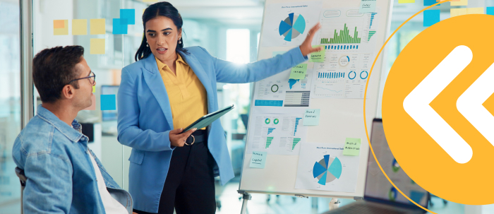 Persona utilizando herramientas digitales para el análisis económico y la inteligencia de datos en una licenciatura virtual.