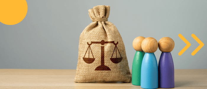 Fijas al lado de una balanza que representa equilibrio en la justicia