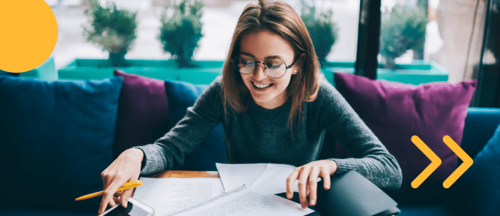 Mujer en casa estudiando y revisando sus apuntes