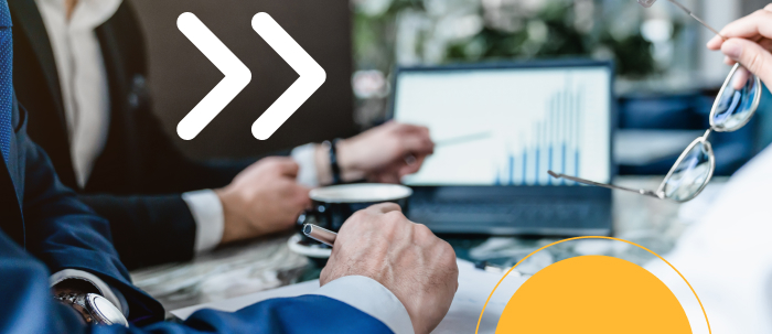 ​Profesionales analizan información financiera para tomar decisiones empresariales.​