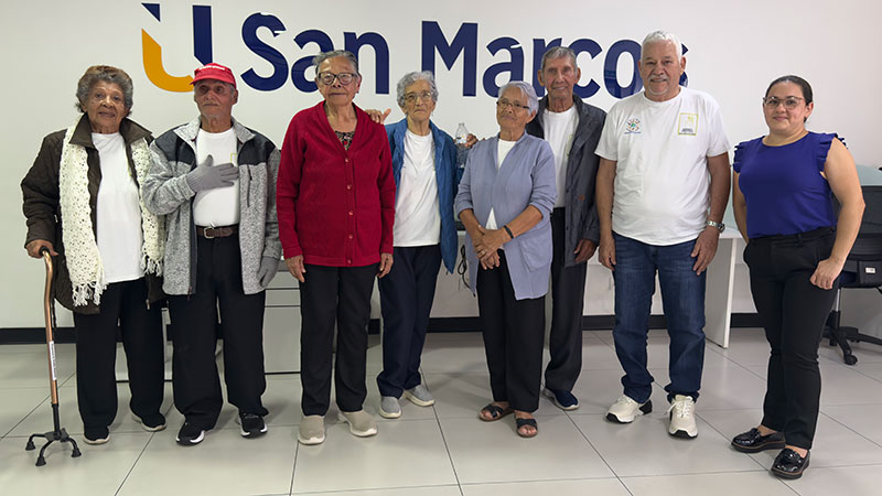 Adultos mayores fortalecen creatividad en taller “Enredados” 