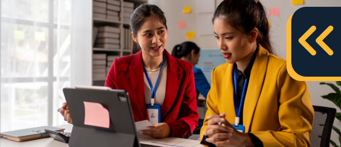 Egresadas de la maestría virtual en administración de negocios revisan indicadores en oficina.
