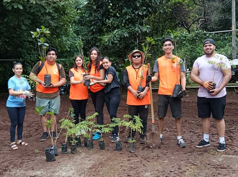 Estudiantes U San Marcos impulsan jornada de saneamiento ambiental en Mar Azul junto a Municipalidad de Montes de Oro