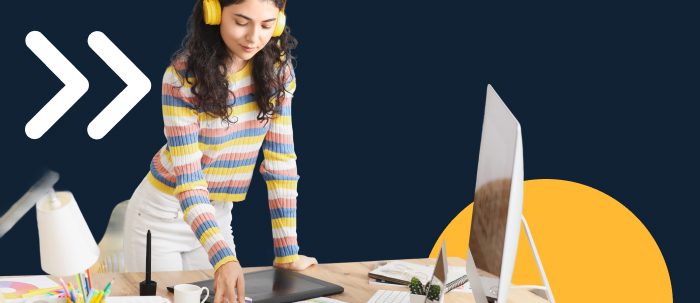 ​Mujer recibe clases virtuales en tablet de la licenciatura en diseño gráfico de la Universidad de San Marcos USAM en Costa Rica​ 