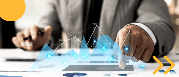 Hombre profesional en finanzas analiza métricas en la compañía