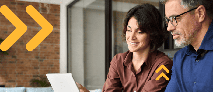 Dos gerentes revisando su laptop