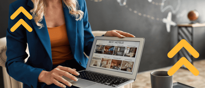 Mujer enseña una web con oferta de hoteles