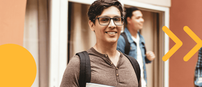 Joven estudiante universitario sonriente