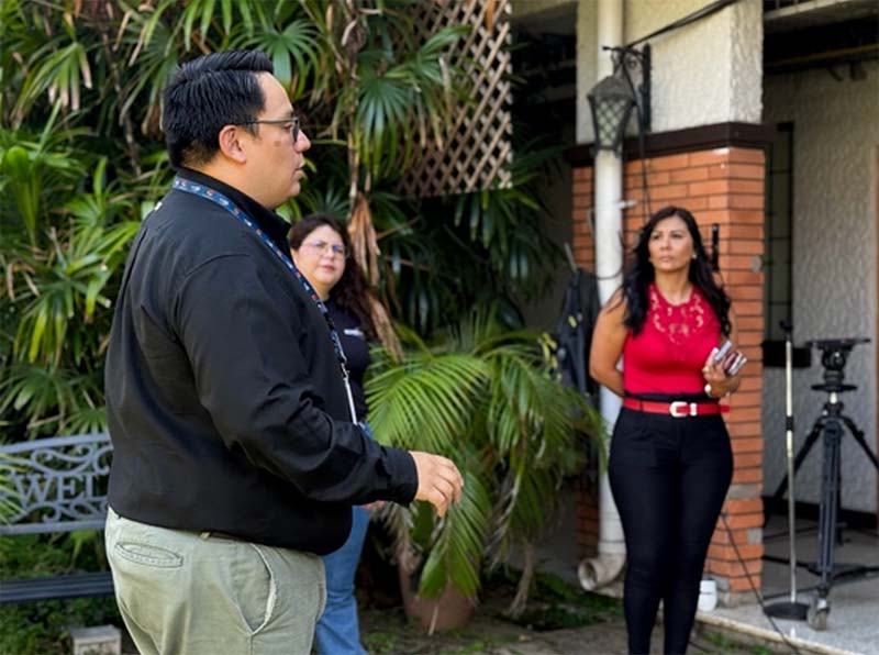Durante el recorrido, los estudiantes conocieron de cerca el equipo técnico y los procesos internos de producción y posproducción televisiva.