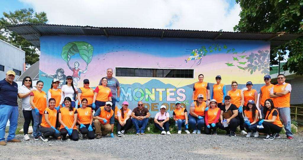 Universidad San Marcos, IFAM y la Municipalidad de Montes de Oro realizaron limpieza de calles en la ciudad de Miramar