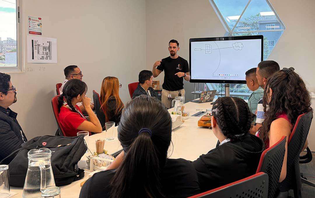 Estudiantes de Ingeniería Informática 100% virtual realizan su primera gira académica a DataSys