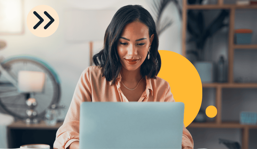 Gerente revisa su laptop