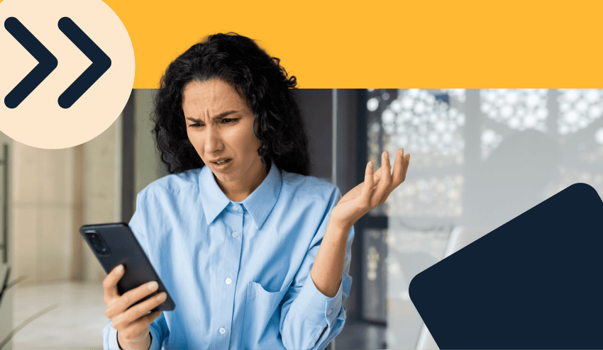 Trabajadora revisa su celular con muestras de molestia 
