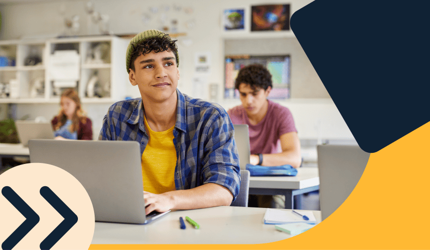 Joven estudiante universitario en el aula con su laptop