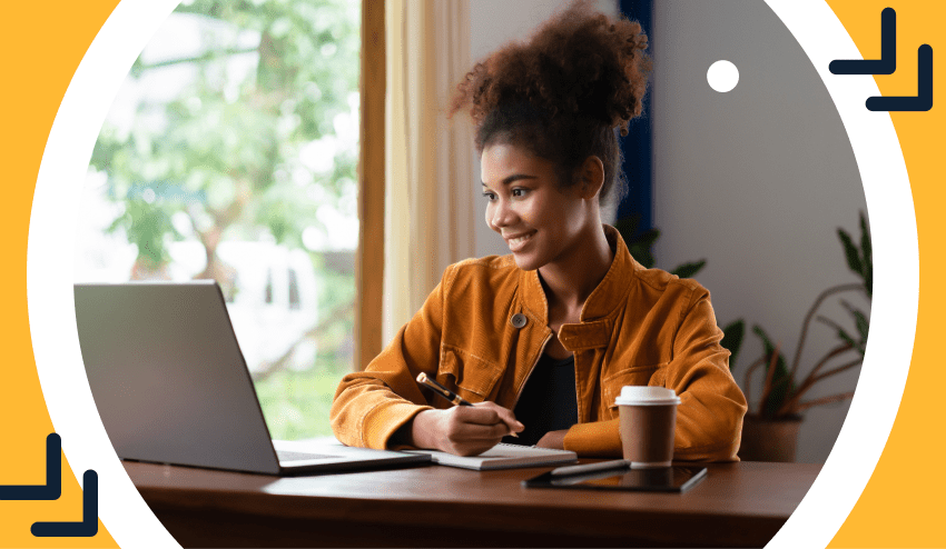 Estudiante virtual de administración de servicios de salud en clase mientras toma apuntes
