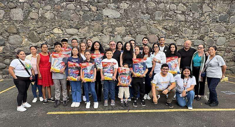 Entrega de útiles beneficia a comunidades vulnerables 