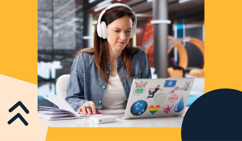  ​Estudiante de diseño gráfico trabajando en su computadora desde casa en Costa Rica