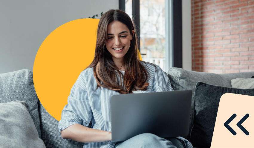 ​Estudiante femenina de carrera técnica realiza trabajos desde casa en su laptop