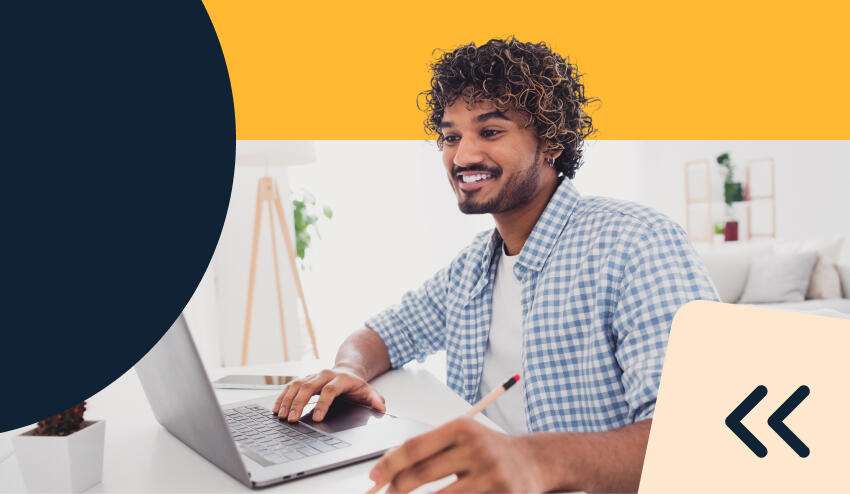 Estudiante costarricense estudiando en línea desde su casa con laptop, tomando un curso virtual en la U San Marcos