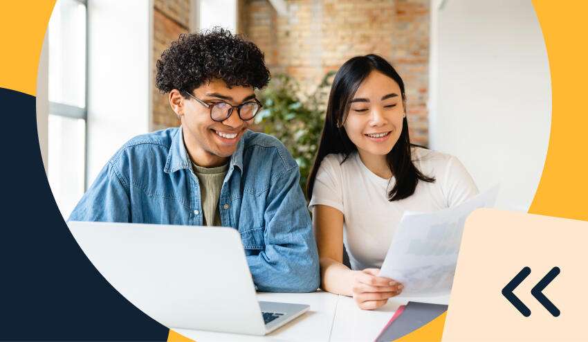 Estudiantes costarricense tomando clases virtuales de licenciatura en economía desde su hogar 