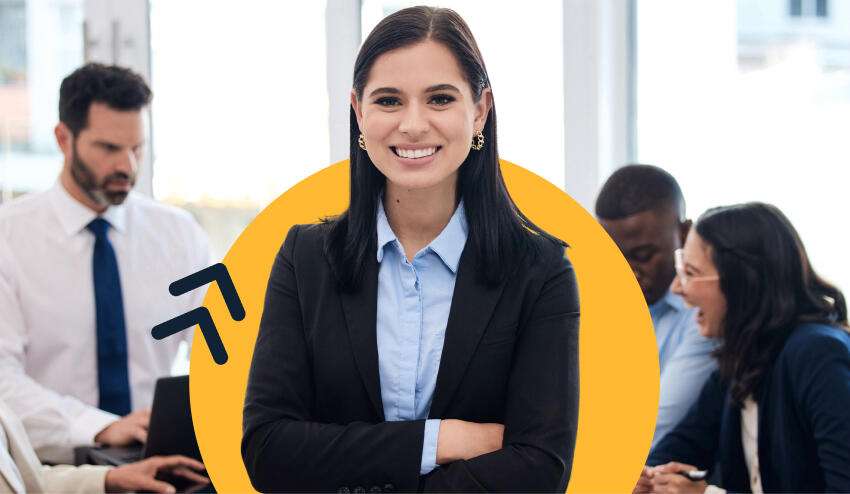 ​Profesional en administración de negocios liderando una reunión estratégica con su equipo de trabajo.​ 