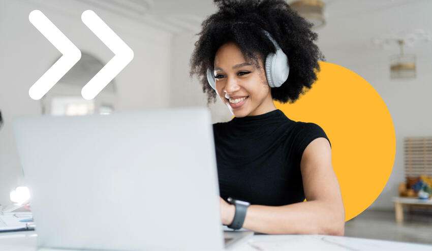 ​Profesional costarricense estudiando en línea una maestría en marketing digital​.