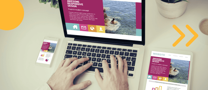 Hombre en su laptop genera contenido turístico