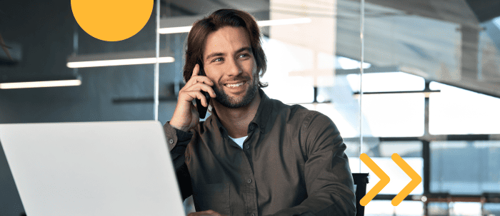 Hombre joven hablo por teléfono