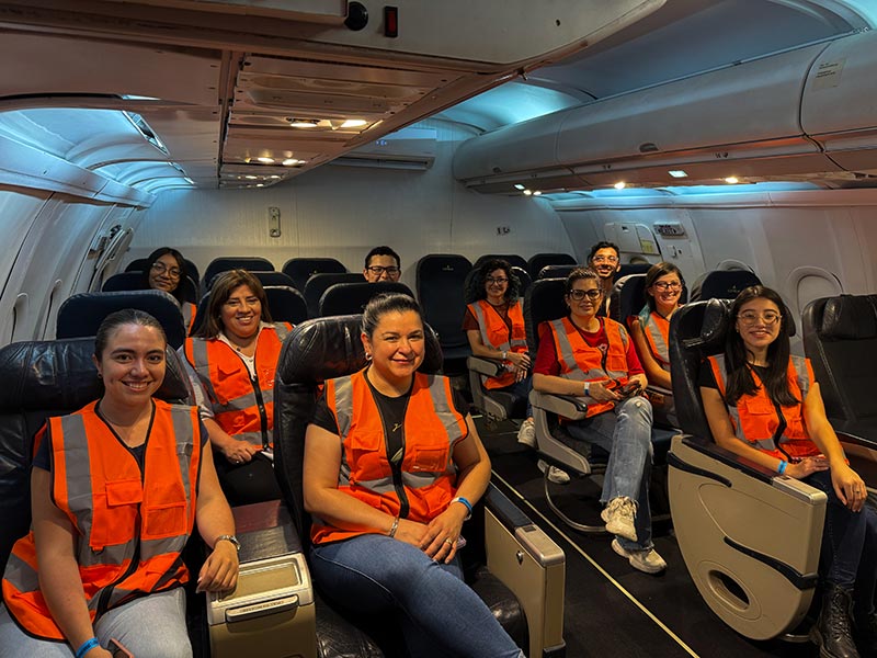 Primera gira académica al Aeropuerto Tobías Bolaños fortalece la formación práctica de estudiantes de Finanzas y Negocios Internacionales