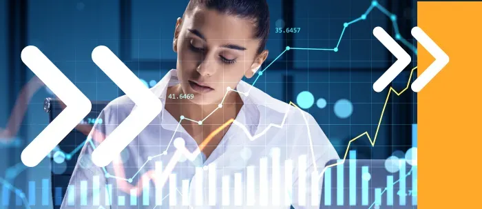 Mujer economista concentrada revisando datos y gráficas
