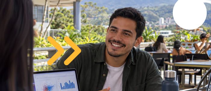 Analista de datos trabaja con dashboards de inteligencia de negocios, habilidad clave en certificaciones para analista de datos en Costa Rica