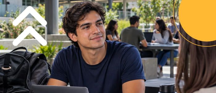 Estudiante trabaja con código en una laptop, el tipo de computador que se necesita para estudiar ingeniería de sistemas