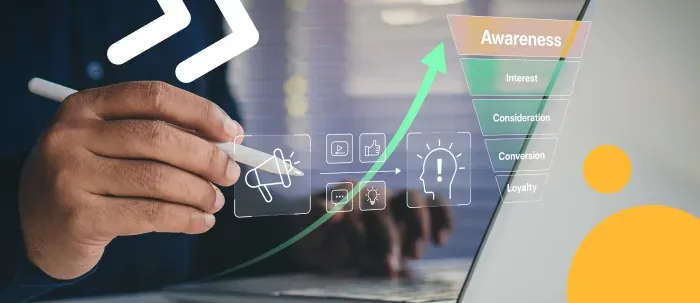 ​Persona señala pantalla de portátil con herramientas para potenciar estrategia de marketing​