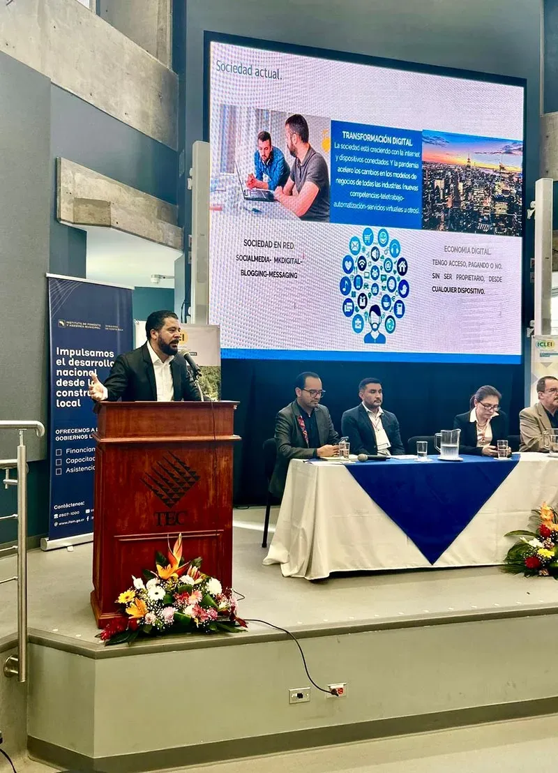 La Universidad San Marcos formó parte del X Congreso Internacional de Desarrollo Sustentable y Acción Climática Local organizado por el Consejo Internacional para las Iniciativas Ambientales Locales (ICLEI) y el Instituto de Fomento y Asesoría Municipal (IFAM), como institución invitada para brindar una perspectiva desde el tema de la virtualidad y la educación. Este evento tuvo como propósito dialogar sobre el desarrollo territorial, acción climática, financiamiento, turismo sustentable, economía circular, entre otros temas de gran relevancia para los gobiernos locales. Las municipalidades costarricenses presentaron varios proyectos con empresas internacionales para mejorar el transporte y la protección al medio ambiente, estimular el reciclaje y otros temas relacionados a la Agenda 2030 de la ONU. La Universidad San Marcos compartió su visión sobre educación, tecnología y digitalización como un soporte de la sustentabilidad. Marco Esquivel Barquero, vicerrector académico, fue quien llevó a cabo la charla destacando el trabajo de la Institución desde la aplicación del Sello Transformador y sus Nodos, hasta el alcance de de la educación virtual en todos los rincones del país.