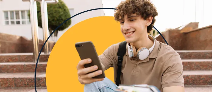 Estudiante consulta en su celular cuántas sedes tiene la Universidad San Marcos y cuál le queda más cerca