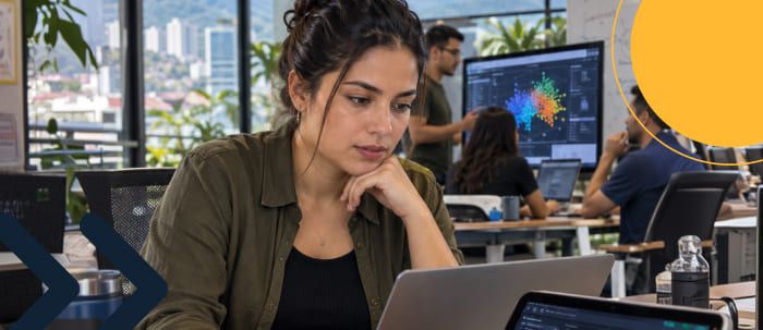 Estudiante toma un curso virtual de ciencia de datos para especializarse a su ritmo