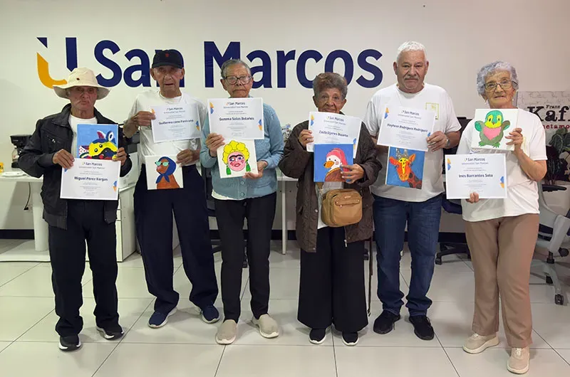 Adultos mayores fortalecen creatividad en taller “Enredados”