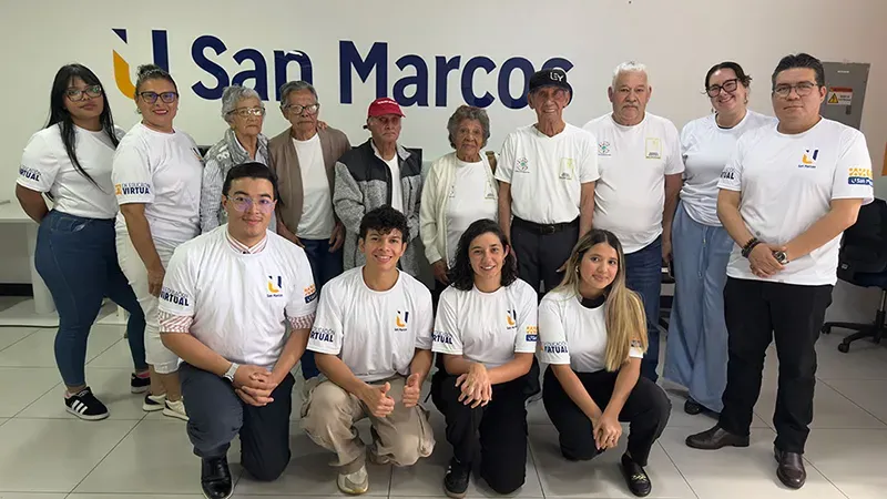 Adultos mayores fortalecen creatividad en taller “Enredados”